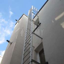 Antwerpse venster brandladder Antwerpse ladderversie, gemonteerd op een afstand van de gevel, gebruikt voor brandevacuatie met de rug van de gebruiker naar de muur gericht.